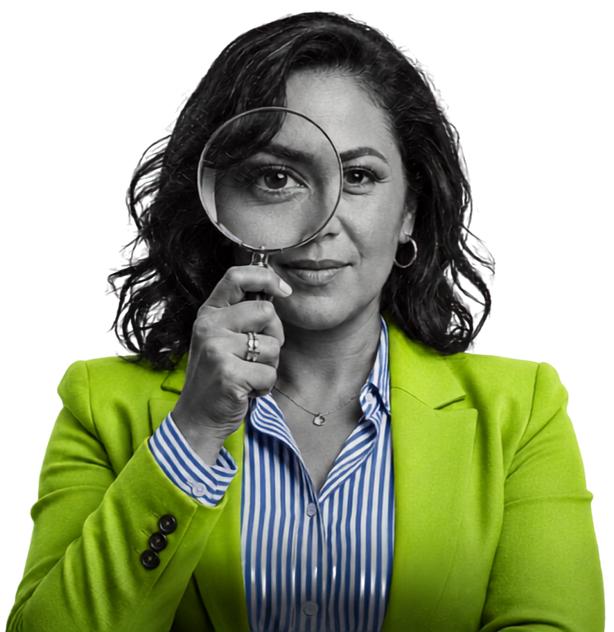 Gestora de uma OSC analisando informações com uma lupa